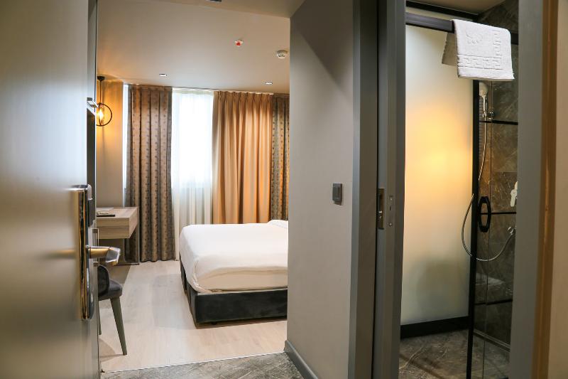 Camera Superiore, Pasaport Pier