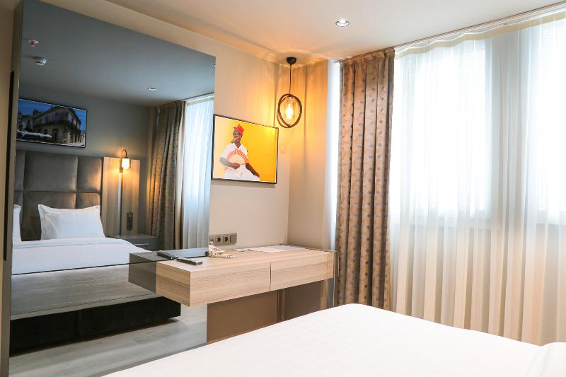 Camera Superiore, Pasaport Pier