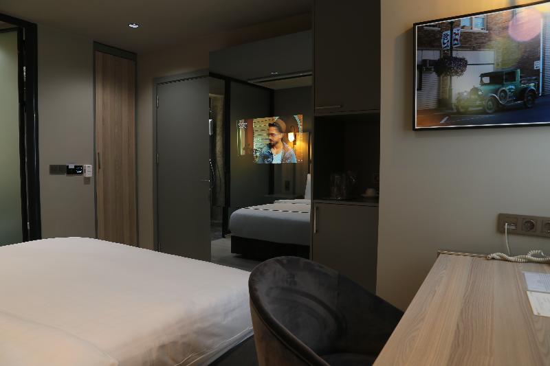 Camera Superiore, Pasaport Pier