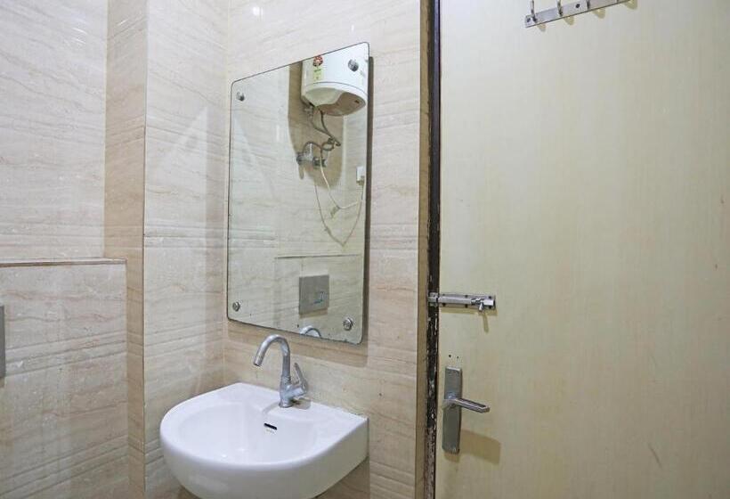 اتاق لوکس سه تخته, Tashkent Palace   Near New Delhi Railway Station