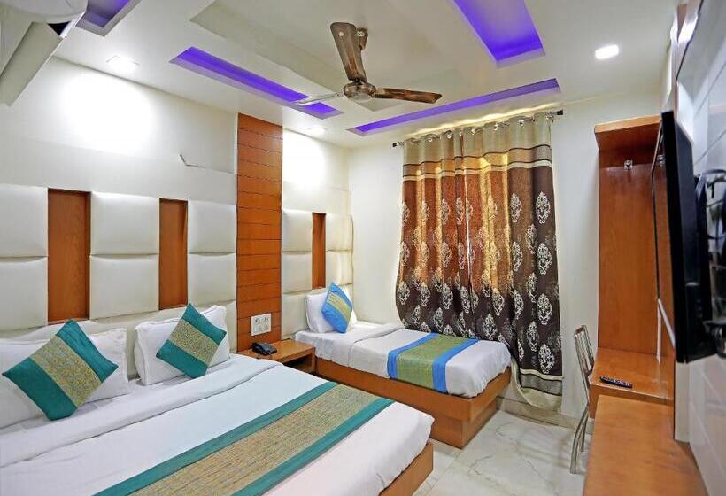 اتاق لوکس سه تخته, Tashkent Palace   Near New Delhi Railway Station