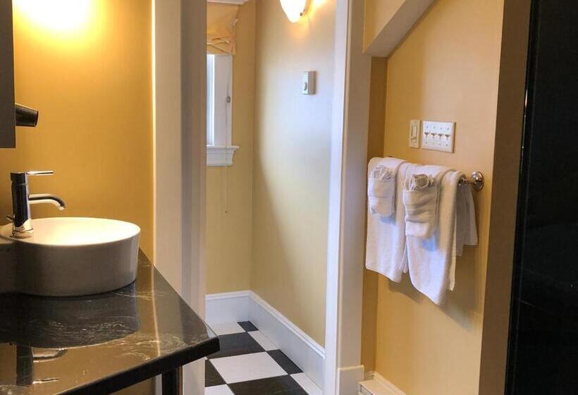 デラックスルーム, Leaside Manor