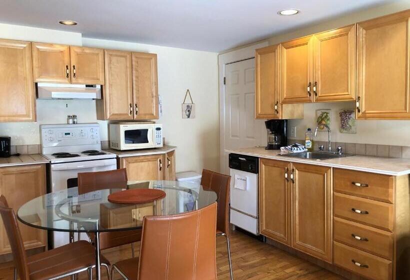 スタンダードスタジオ, Leaside Manor