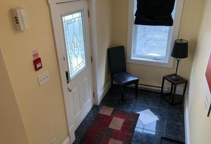 スーペリアールーム, Leaside Manor