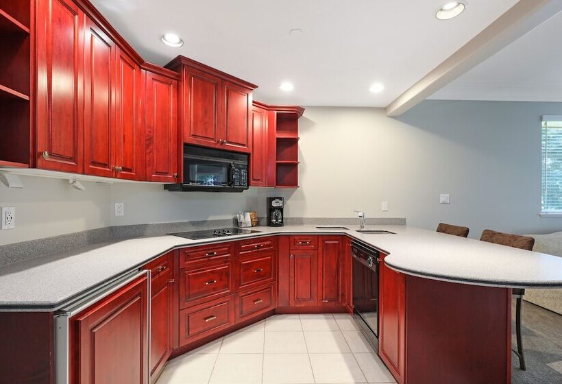 סוויטה עם ג'קוזי, Crown Isle Resort & Golf Community