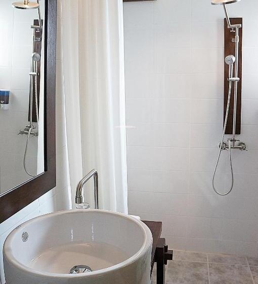 اتاق لوکس با بالکن, Kampaeng Ngam