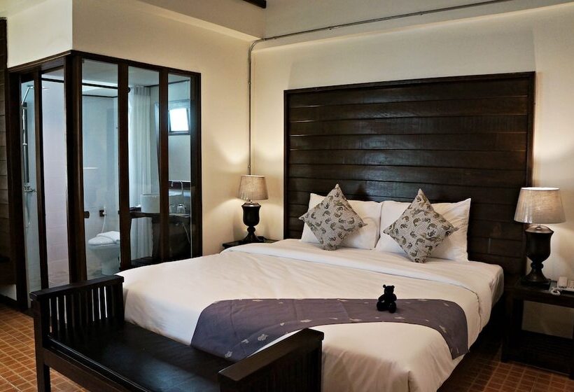 اتاق لوکس با بالکن, Kampaeng Ngam