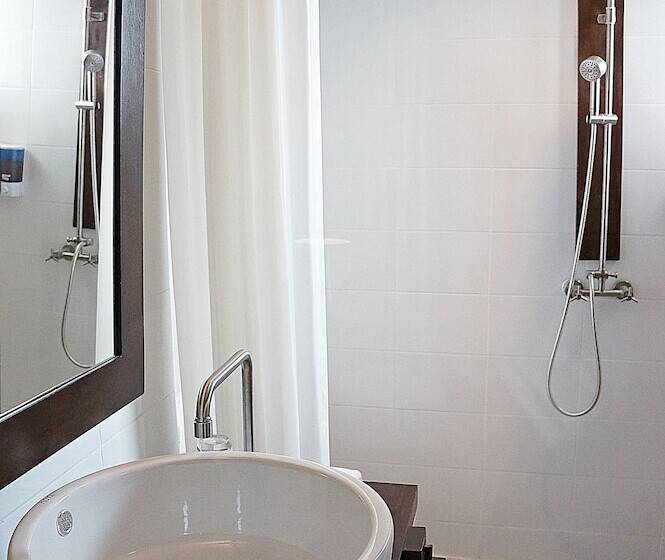 اتاق لوکس با بالکن, Kampaeng Ngam