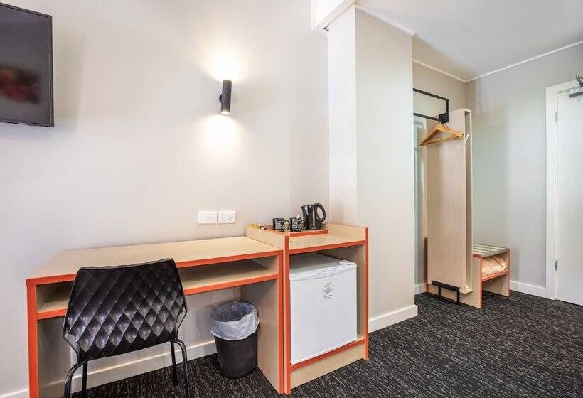 סטודיו משפחתי, Nightcap At The Ranch