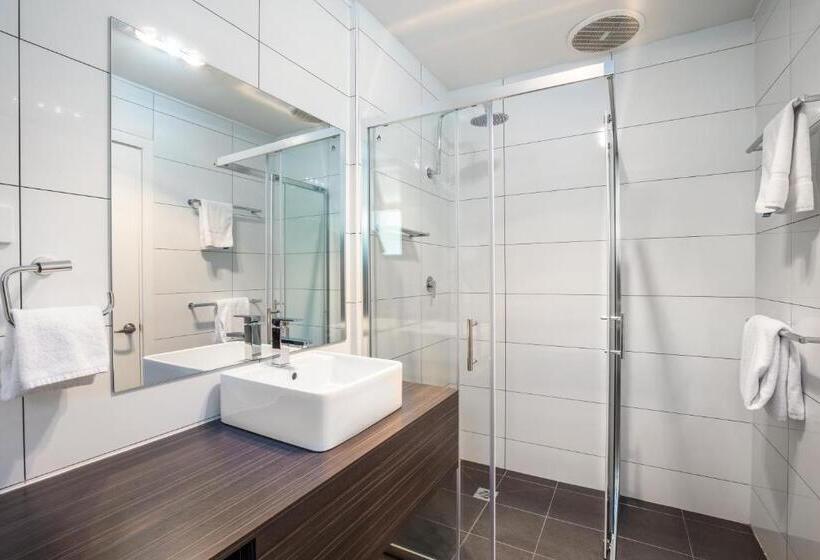 סטודיו משפחתי, Nightcap At The Ranch