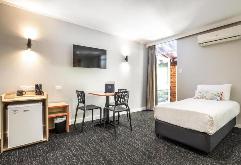 סטודיו משפחתי, Nightcap At The Ranch