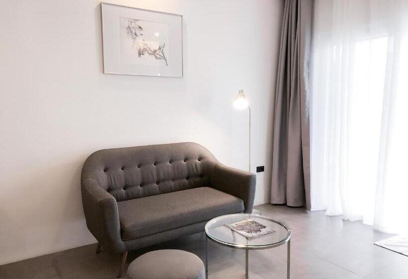 سوییت با چشمانداز استخر, Winds Boutique