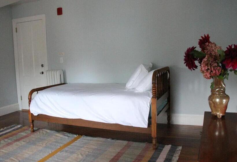 Стандартный внешний трехместный номер с ванной комнатой, The Wedding Cake House