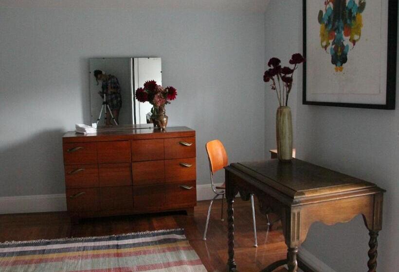 Стандартный внешний трехместный номер с ванной комнатой, The Wedding Cake House