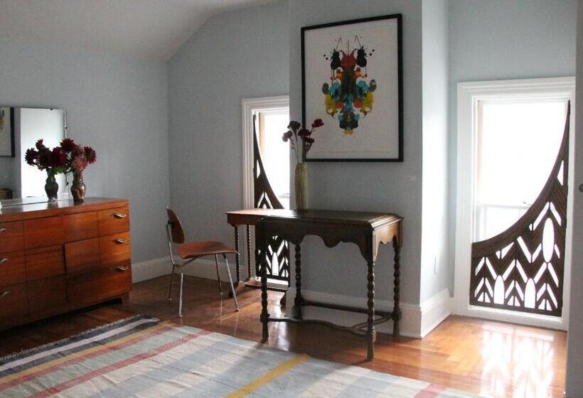 Стандартный внешний трехместный номер с ванной комнатой, The Wedding Cake House