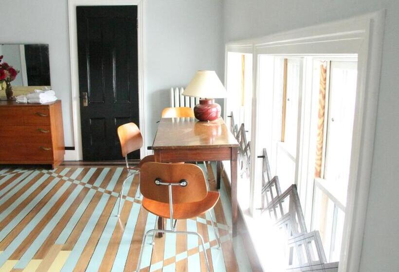 Стандартный внешний трехместный номер с ванной комнатой, The Wedding Cake House