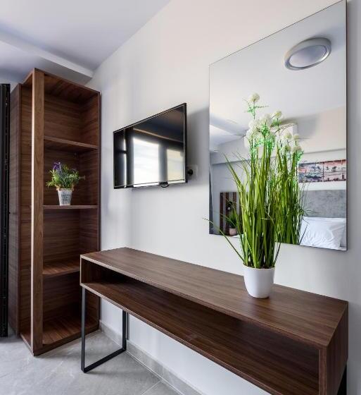 غرفة قياسية, Asteras Studios