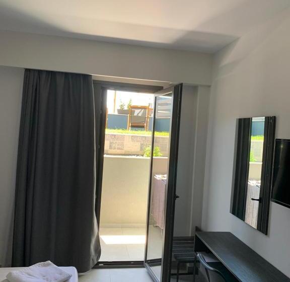 غرفة إقتصادية, Asteras Studios