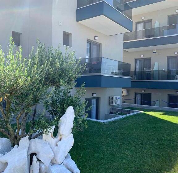 غرفة إقتصادية ثلاثية, Asteras Studios