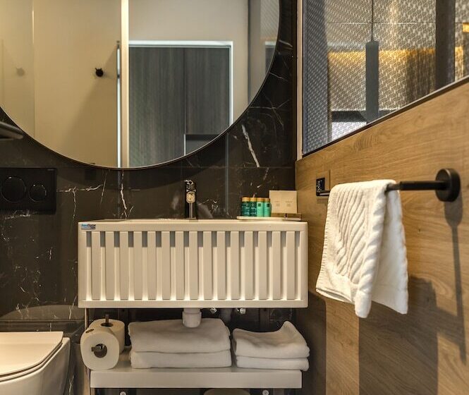 جناح إدارى, Marinus Beach