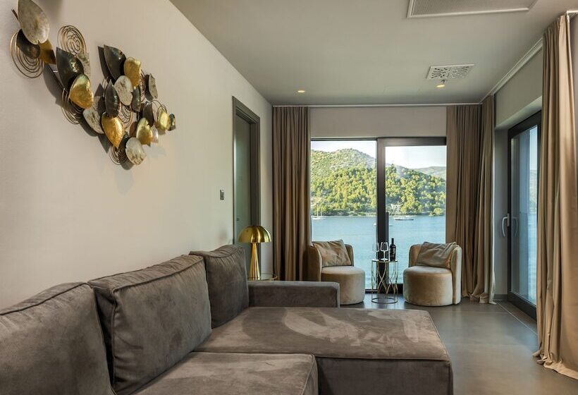 جناح إدارى, Marinus Beach