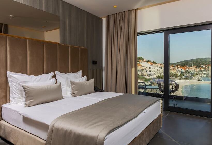 جناح إدارى, Marinus Beach