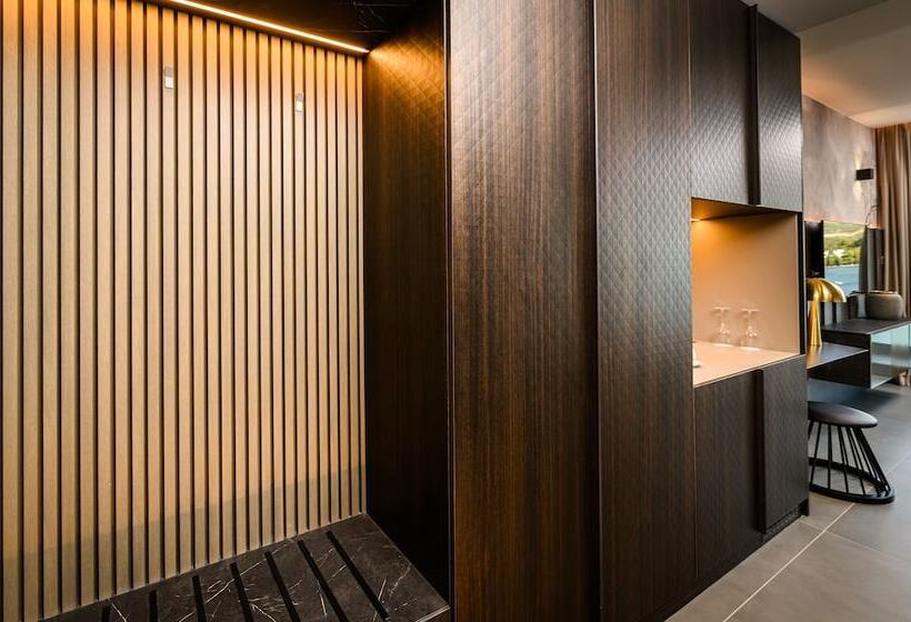 جناح إدارى, Marinus Beach