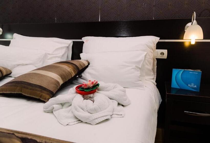 اتاق استاندارد یک نفره, Novak