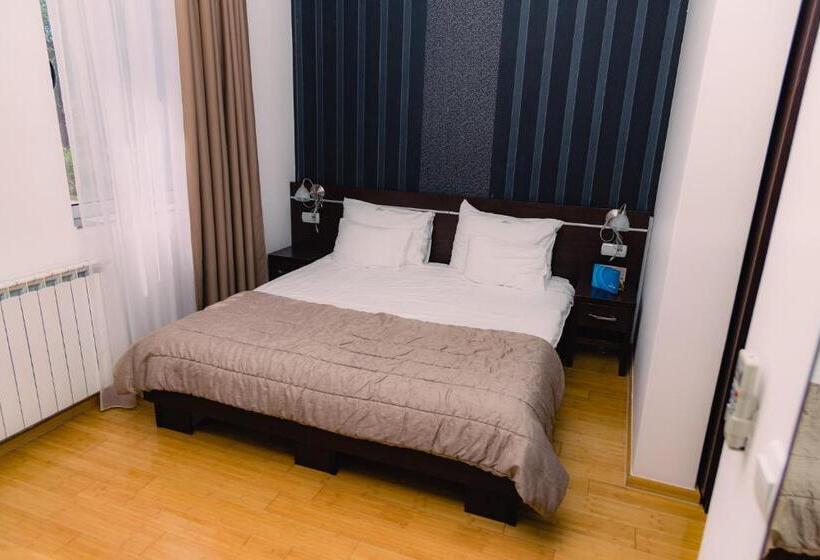 اتاق استاندارد یک نفره, Novak