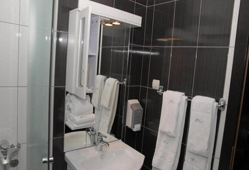 اتاق استاندارد سه نفره, Novak