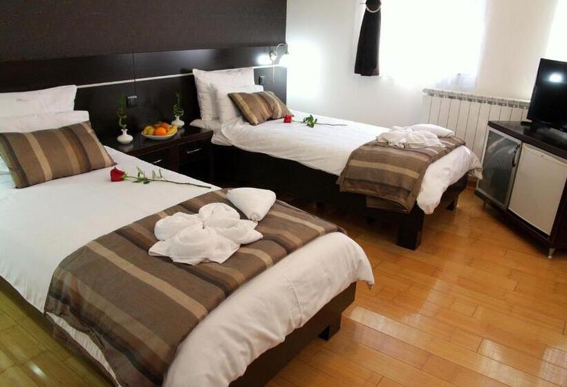 اتاق استاندارد سه نفره, Novak