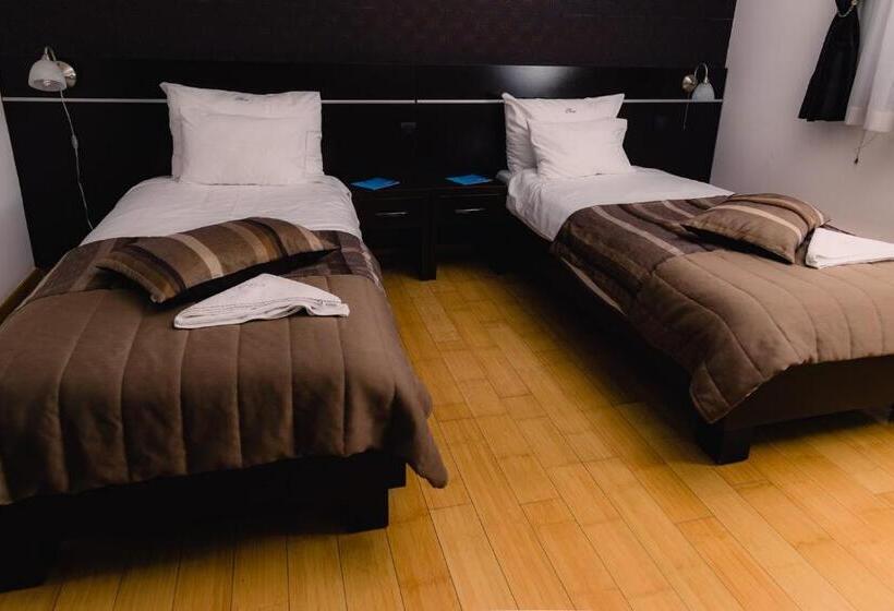 اتاق استاندارد سه نفره, Novak