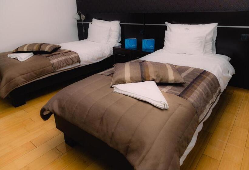 اتاق استاندارد سه نفره, Novak