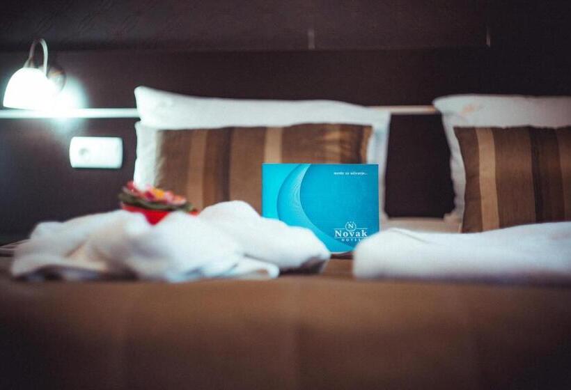 اتاق استاندارد چهار تخته, Novak