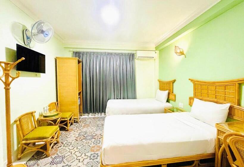 اتاق سوپریور سه تخته, Spring House Saigon Central Park