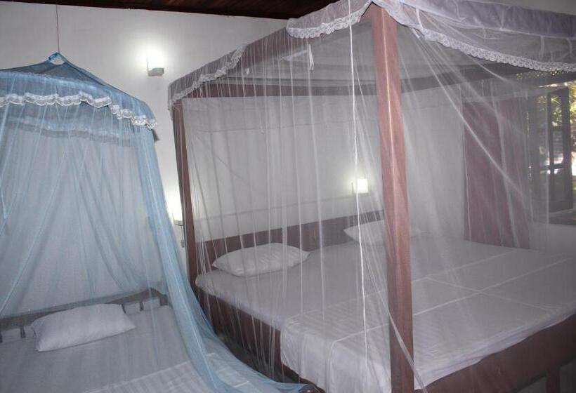 غرفة قياسية ثلاثية مطلة علي حمام السباحة, Jagabay Resort & Surfing School