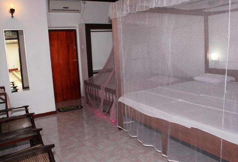 غرفة قياسية ثلاثية مطلة علي حمام السباحة, Jagabay Resort & Surfing School