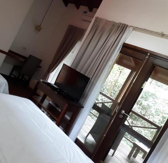 חדר קומפורט לשלושה, Selva De Laurel