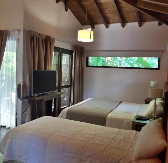 חדר קומפורט לשלושה, Selva De Laurel