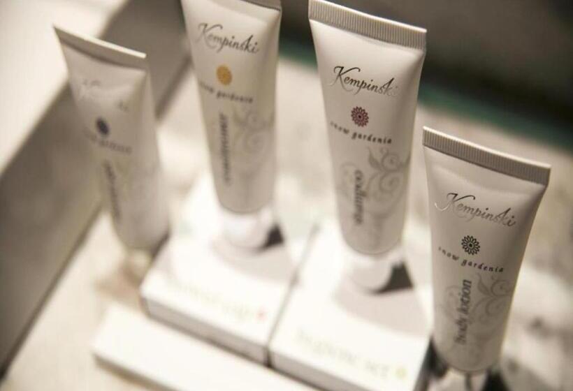 اتاق لوکس با چشم‌انداز دریاچه, Sunrise Kempinski
