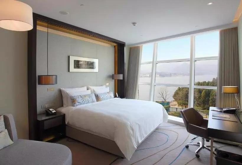 Deluxe-huone Järvinäkymä, Sunrise Kempinski