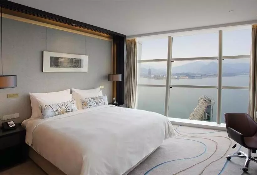 Deluxe-huone Järvinäkymä, Sunrise Kempinski