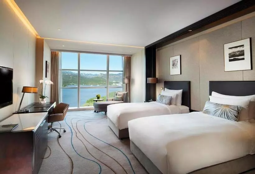 Premium-huone Järvinäkymä, Sunrise Kempinski