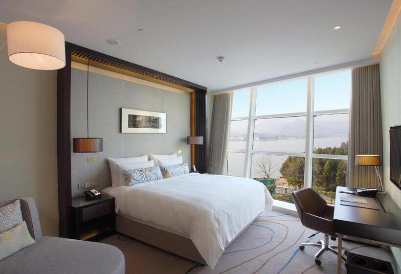 غرفة بريميوم مطلّة علي البحيرة, Sunrise Kempinski