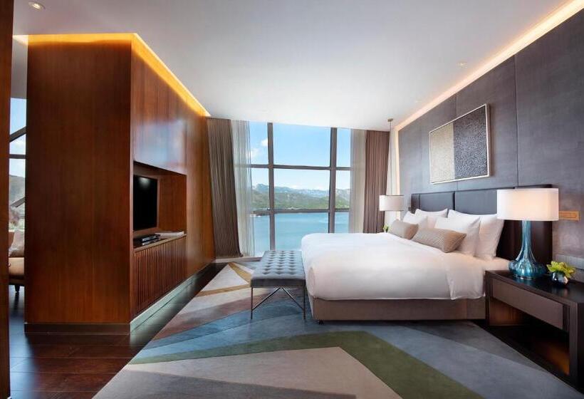 Suite with lake view, Sunrise Kempinski