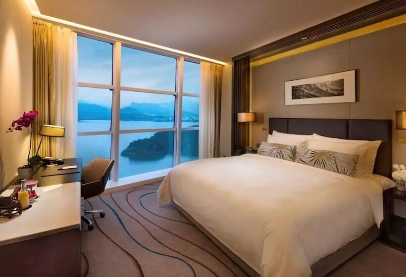 Deluxe-huone Järvinäkymä, Sunrise Kempinski