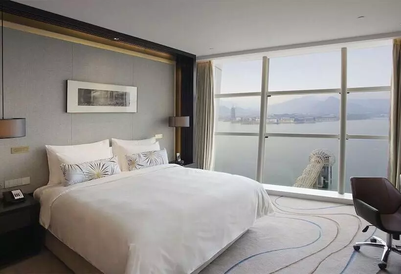 Deluxe-huone Järvinäkymä, Sunrise Kempinski