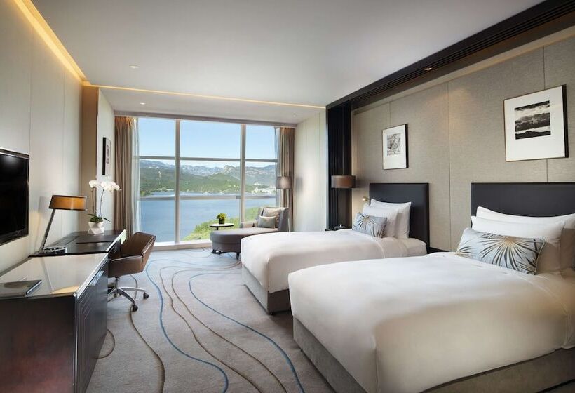 اتاق لوکس با چشم‌انداز دریاچه, Sunrise Kempinski