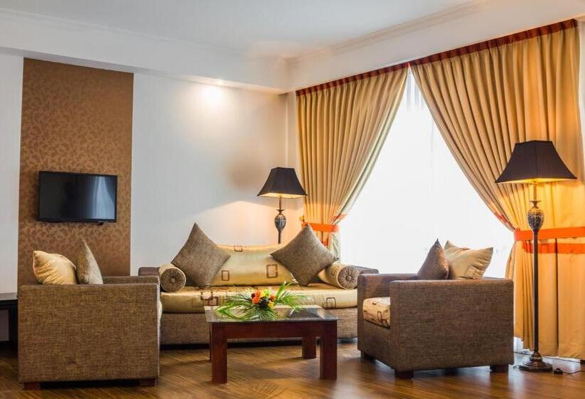 Четырехместный Номер Стандарт с Балконом, The Covanro Airport Hotel   Katunayake