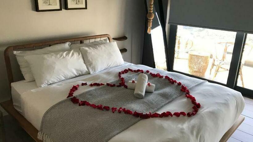 اتاق خانوادگی, Tropical Court